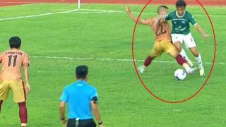 Tình huống hy hữu ở V.League 2, trận đấu không có VAR nhưng cầu thủ vẫn yêu cầu trọng tài 'xem lại'
