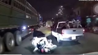 Dư luận bức xúc về clip xe bán tải tạt đầu, ép nữ tài xế xe máy đang chở con nhỏ ngã xuống đường