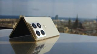 Trải nghiệm Motorola Razr Fold ra mắt: RAM 16GB, pin 6.000mAh, camera Sony cao cấp, tham vọng thống trị phân khúc gập