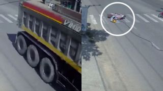 Phẫn nộ clip xe tải kéo đứt dây điện, ‘quật’ ngã người đi đường rồi ngang nhiên bỏ chạy