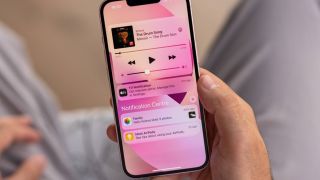 Giá iPhone 13 sau Tết: Xả kho rẻ như bèo từ 10 triệu, ổn cho tác vụ cơ bản như iPhone 17