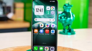 ‘Con lai Android’ pha trộn giữa Galaxy S26 và iPhone 17 ra mắt: Màn 144Hz, pin 6.500mAh, giá từ 12 triệu