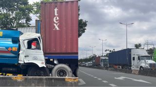 TP HCM: Hiện trường xe bồn tông đuôi container dừng đèn đỏ, tài xế mắc kẹt trong cabin, tắc dài hơn 1 km