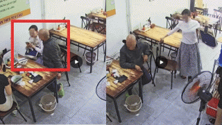 Hà Nội: Clip 2 cô gái ‘hoảng hốt’ khi bị một người đàn ông lạ có hành vi nhạy cảm ngay tại quán phở