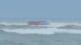 Diễn biến vụ lật tàu cá tại cửa biển Nhật Lệ, tình hình 7 thuyền viên rơi xuống biển