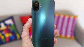 Giá Galaxy A07 giảm kỷ lục sau Tết: Vua giá rẻ màn 90Hz áp đảo iPhone 16, iPhone 17e mới