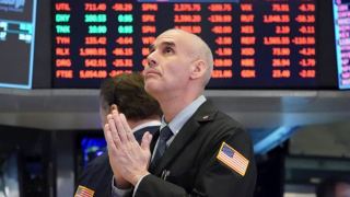 Phố Wall rung lắc: Dow Jones ‘bay’ gần 800 điểm, dầu WTI vọt lên 81 USD/thùng vì căng thẳng Trung Đông