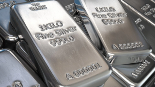 Quỹ bạc lớn nhất thế giới 'xả' hàng trăm tấn trong một ngày: Tín hiệu gì cho thị trường kim loại?