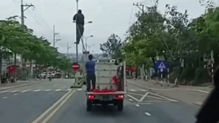 Xôn xao clip xe biển xanh chở người 