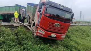 Hiện trường xe đầu kéo nghiền nát lan can, húc văng xe máy khiến 2 phụ nữ tử vong tại chỗ