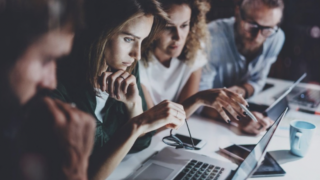 Khối ngoại bán ròng hàng trăm tỷ giữa phiên VN-Index giảm kỷ lục: Dòng tiền rút khỏi cổ phiếu nào?