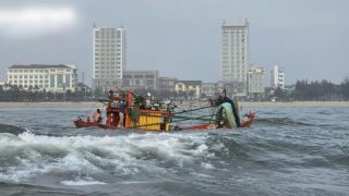 Tàu cá gặp sóng lớn đánh lật nghiêng khi vào bờ ở Quảng Trị, tình hình hiện tại của 5 ngư dân gặp nạn 