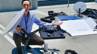 Starlink giờ còn rẻ hơn cả cuộn cáp quang điều khiển drone