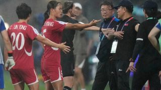 Trọng tài Việt Nam có quyết định gây tranh cãi, ĐT nữ Triều Tiên từ chối vào sân thi đấu
