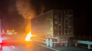 Hiện trường xe đầu kéo bốc cháy ngùn ngụt trên cao tốc TPHCM – Trung Lương, đã rõ nguồn cơn