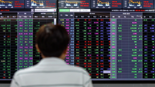 VN-Index bật tăng mạnh sau cú giảm lịch sử, lấy lại mốc 1.700 điểm