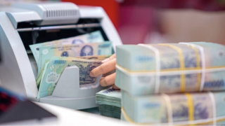 Lãi tiết kiệm vượt 8%/năm: Cuộc đua hút tiền giữa các ngân hàng nóng trở lại