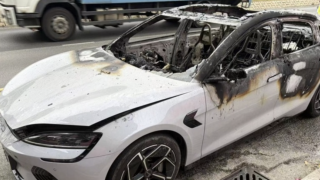 Xe điện BYD Seal bốc cháy khi đang chạy: tài xế kịp thoát thân trước khi khoang cabin bị thiêu rụi