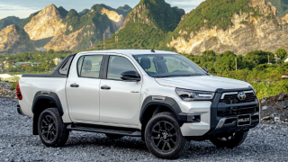 Điểm tin ô tô 11/3: Toyota Hilux vượt Ford Ranger, Sportage bỏ máy xăng, giá xe Isuzu mới nhất