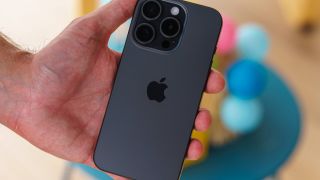 iPhone 15 Pro lao dốc, sập giá giữa tháng 3, màn hình 120Hz siêu mượt, khung titan được chuộng hơn iPhone 17 Pro