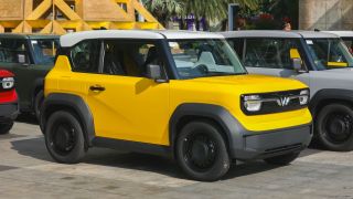 Người trẻ chọn mua ô tô đầu đời miễn nhiễm với bão giá xăng