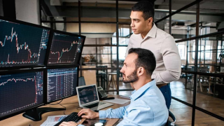 Khối ngoại xả ròng nhiều mã lớn, bất ngờ chi gần 250 tỷ gom một cổ phiếu VN30