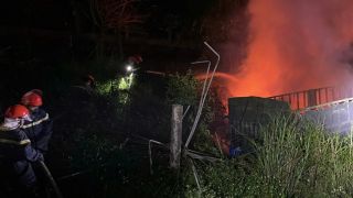 Hiện trường xe đầu kéo bốc cháy dữ dội ở Hà Tĩnh, tình trạng đau lòng của tài xế mắc kẹt trong cabin