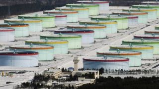 Giá dầu vượt mốc 100 USD, động thái từ IEA sau biến động tại eo biển Hormuz gây chú ý