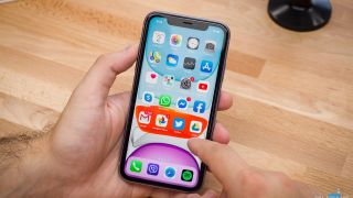 Đây là iPhone cũ rẻ nhất Việt Nam, màn LCD, camera kép, vẫn lên iOS 26, dùng cơ bản ngang iPhone 17e