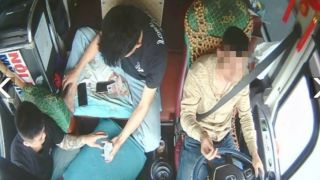 Danh tính tài xế và phụ xe đánh bạc trên ô tô khách chạy cao tốc Cầu Giẽ - Ninh Bình, đối diện hình phạt nào?