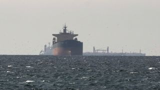 Iran tuyên bố đóng cửa hoàn toàn eo biển Hormuz, mỉa mai thẳng Tổng thống Trump và nước Mỹ