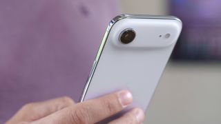 Đây là iPhone giảm nhanh nhất lịch sử nhưng giá máy cũ rẻ bất ngờ hơn, mạnh ngang iPhone 17 Pro Max