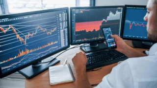 Khối ngoại tháo chạy, VIC dẫn đầu bán ròng 1.600 tỷ