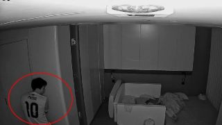 Hình ảnh Đoàn Văn Hậu 'lén lút' trong phòng ngủ gây sốt, ai cũng cảm thông khi biết lý do