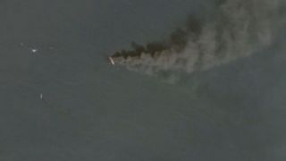 Tàu hàng ở eo biển Hormuz bị tấn công bốc khói đen kịt, Qatar trục xuất hàng loạt quan chức Iran