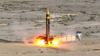 Iran tuyên bố triển khai vũ khí công nghệ mới nhắm vào Israel và Mỹ, giá dầu tăng mạnh