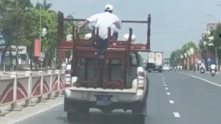 Ô tô biển xanh chở người 'làm xiếc' trên thùng xe: Cơ quan chức năng vào cuộc, mức phạt không hề nhẹ