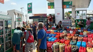 Trạm xăng Thái Lan xuất hiện cảnh lạ, người dân xếp hàng mang can mua xăng giữa khủng hoảng nhiên liệu lan rộng