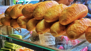 Quảng Ngãi: Nghi ngộ độc bánh mì xe đẩy, 17 người nhập viện