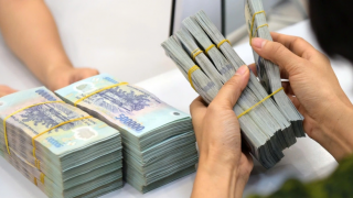 OMO tăng mạnh nhưng NHNN vẫn hút ròng gần 26.000 tỷ, lãi suất liên ngân hàng leo thang