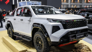 Toyota Hilux 2026 bản điện lộ diện, chạy 240 km: Thách thức Ford Ranger, có đáng mua ở hiện tại?