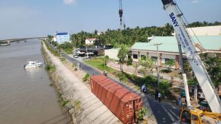 Công an thông tin vụ tàu 4.000 tấn vướng dây diện làm rơi container xuống kênh Chợ Gạo