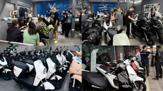Người Hà Nội đổ xô mua xe máy điện, nhiều cửa hàng quá tải