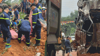 Hiện trường xe tải chở đất bất ngờ lật nghiêng, nghiền nát ô tô con và xe máy khiến 2 người tử vong