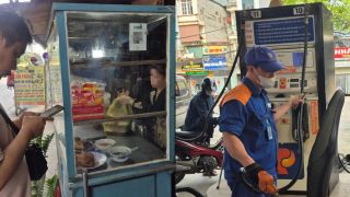 Giá xăng hôm nay giảm sâu, nhiều hàng quán vẫn giữ giá, lý do chưa điều chỉnh được làm rõ