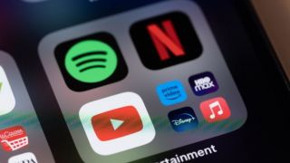 Mua bán tài khoản Netflix Spotify có thể bị phạt tới 50 triệu từ 1/7, người 'share chung' cần lưu ý!