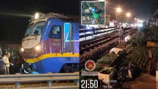 Hiện trường tàu hoả va chạm xe máy khiến 2 bạn nữ tử vong ở Hà Nội, xác định danh tính nạn nhân?