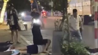 Diễn biến nóng nam sinh đi xe máy bất ngờ bị nhóm đi ô tô quật ngã, ngồi lên người đánh đập đa chấn thương