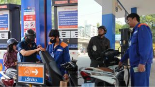 Giá xăng dầu hôm nay: Trong nước giảm cực mạnh nhờ miễn nhiều loại thuế, thế giới tiếp tục neo cao