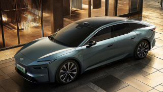 Sedan điện ‘đàn anh’ của Toyota Camry trình làng: Giá 685 triệu, ‘lời giải’ cho bài toán giá xăng